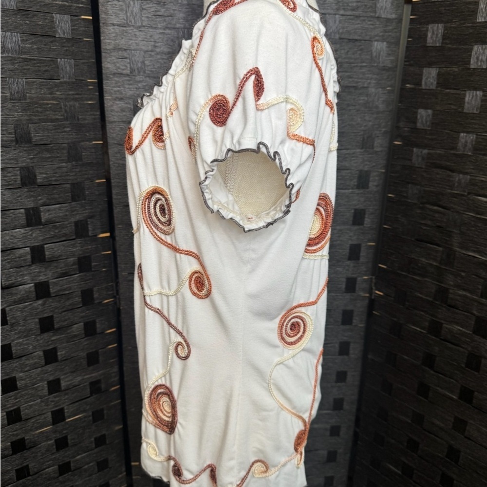 Lauren Michelle Vintage White Top with Brown and Orange embroidered Swirls. - Picture 3 of 4